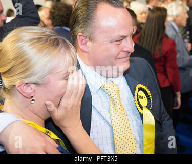 SNP Candidate Chris Stephens wins the Glasgow South seat with wife Aileen Colleran, UK Parliamentary Elections, Emirates Arena, Glasgow, 9th June 2017 Stock Photo