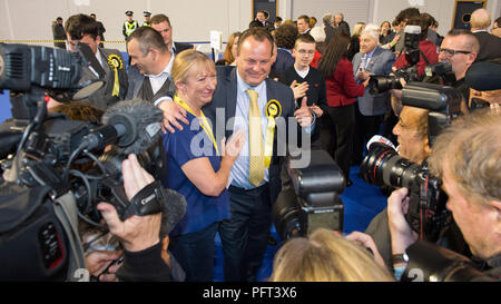 SNP Candidate Chris Stephens wins the Glasgow South seat with wife Aileen Colleran, UK Parliamentary Elections, Emirates Arena, Glasgow, 9th June 2017 Stock Photo