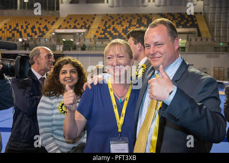 SNP Candidate Chris Stephens wins the Glasgow South seat with wife Aileen Colleran, UK Parliamentary Elections, Emirates Arena, Glasgow, 9th June 2017 Stock Photo