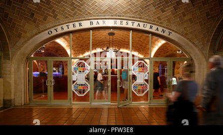 Grand Central Oyster Bar and Restaurant, 89 E 42nd St, New York. entrance to a Gustavino tiled ceilind seafood restaurant in Grand Central Terminal Stock Photo