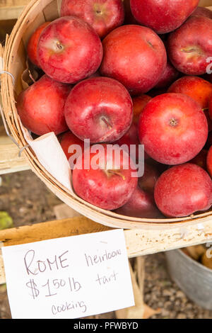 Hood River, Oregon, USA.  Heirloom Rome apples for sale at a fruit stand. Stock Photo