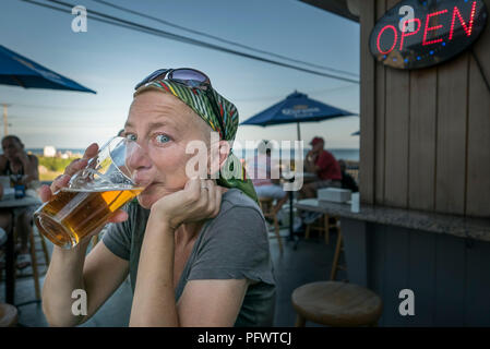 26-08-16. Stratford, Connecticut, USA. Drinking at Marnick's, at Point No Point. Photo: © Simon Grosset Stock Photo