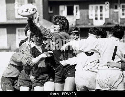 Women's Rugby World Cup Final 1991. England 6 v USA 19. USA's Jan Rutkowski winning the ball at the lineout. Stock Photo