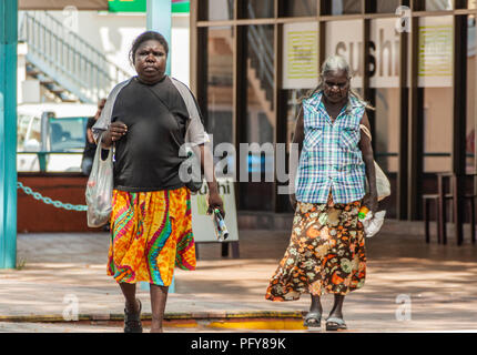 Darwin, Northen Territory, Australia - December 1, 2009: Two middle-aged aboriginal women in colorful skirts cross the street in The Mall, shopping di Stock Photo