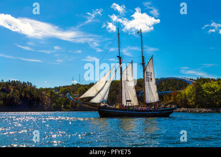 A sail ship with tourists onboard in Stockholm's archipelago, Stockholm, Sweden Stock Photo