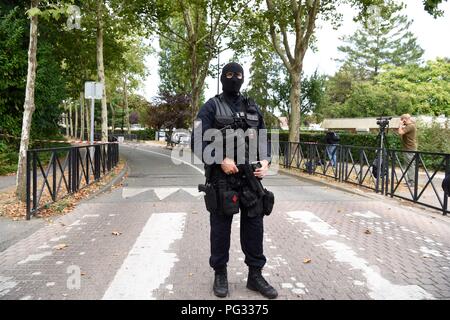 Paris, France. 23rd Aug, 2018. A riot policeman stands on guard at the scene of an attack, in Paris suburbs, France, on Aug. 23, 2018. A man in his 30s stabbed two persons to death and wounded one more before being shot dead by police in Trappes, west of Paris, according to local media. Credit: Chen Yichen/Xinhua/Alamy Live News Stock Photo