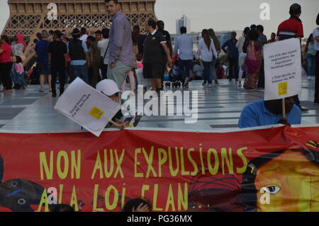 23 august 2018. The housing association DAL want to take place and protest on the Parvis du Trocadéro (Eiffel Tower) all night long. Stock Photo