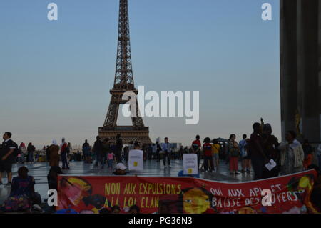 23 august 2018. The housing association DAL want to take place and protest on the Parvis du Trocadéro (Eiffel Tower) all night long. Stock Photo