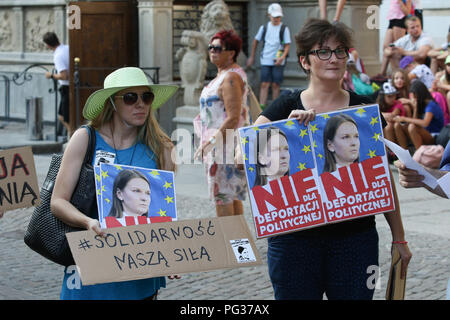 Gdansk, Poland, 23rd. Aug. 2018 People protest against deportation from Poland an Ukrainian Open Dialogue activist Ludmila Kozlowska (Lyudmila Kozlovska ) deported after criticizing right-wing PiS (Law And Justice) government. Lyudmila Kozlovska lived in Poland with her Polish husband for 10 years.  Protesters with Lyudmila Kozlovska pictures are seen © Vadim Pacajev / Alamy Live News Stock Photo