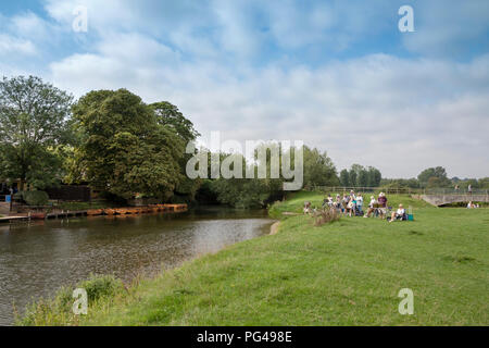 A group of people painting a scene on the banks of the River Stour, Dedham. On the border of Essex and Suffolk Stock Photo