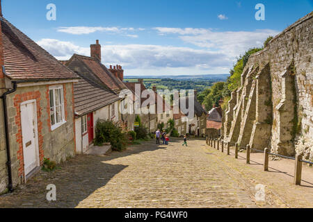 Gold Hill aka Hovis Hill in Shaftesbury, Dorset. Made famous by the 1973 Hovis Television advert Stock Photo