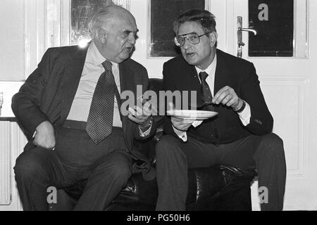 Lord George Weidenfeld (left) and George Soros at a meeting of the IWM (Institut fuer die Wissenschaft vom Menschen, English: Institute for Human Sciences) in Vienna. Weidenfeld was a journalist and adviser to the Israeli government. Soros appeared particularly as an investor.