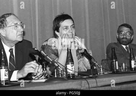 The Czech writer Libuse Monikova gives a press conference at a meeting of the Austrian Literature Society in Vienna in 1990. Monikova has been writing in German since 1971. Stock Photo