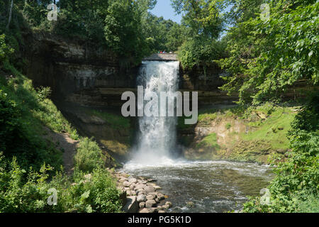 Opstå shabby Vægt Beautiful summer time view of Minnehaha falls nature park in Minneapolis  Minnesota during day time. Attraction for tourists and residents to enjoy  the Stock Photo - Alamy
