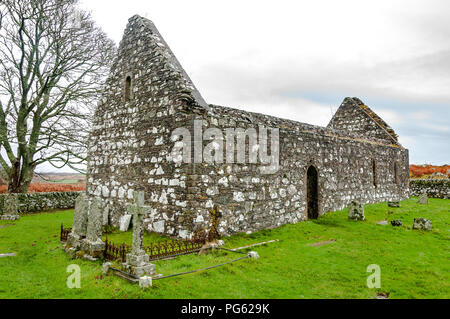 The roofless Kidalton Church, Islay, with gravestones and grass beside it Stock Photo