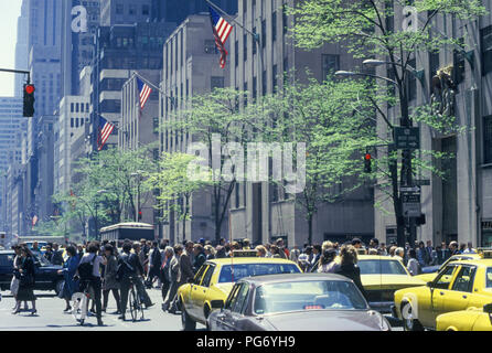 1987 HISTORICAL YELLOW TAXI CABS ROCKEFELLER CENTER FIFTH AVENUE MANHATTAN NEW YORK CITY USA Stock Photo