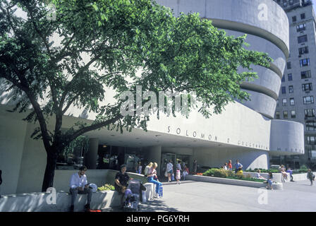 1987 HISTORICAL SOLOMON GUGGENHEIM MUSEUM (©FRANK LLOYD WRIGHT 1959) FIFTH AVENUE MANHATTAN NEW YORK CITY USA Stock Photo