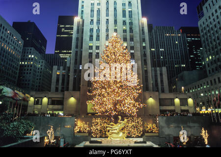 1987 HISTORICAL CHRISTMAS TREE LIGHTS PROMETHEUS FOUNTAIN (©PAUL MANSHIP 1939) ROCKEFELLER CENTER (©RAYMOND HOOD 1939) MANHATTAN NEW YORK CITY USA Stock Photo