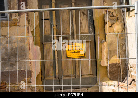 Yellow sign with the German words for BEWARE OF TRESPASSING THE CONSTRUCTION SITE Stock Photo
