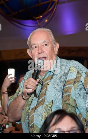 ***FILE PHOTO*** Robin Leach Has Passed Away at The Age of 76 LAS VEGAS, NV - June 28: Robin Leach hosts final night as Hard Rock Hotel & Casino Las Vegas Closes Iconic Center Bar at Hard Rock Hotel & Casino in Las Vegas, NV on June 28, 2015. Credit: GDP Photos/ MediaPunch ***HOUSE COVERAGE*** Stock Photo