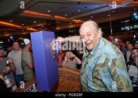 ***FILE PHOTO*** Robin Leach Has Passed Away at The Age of 76 LAS VEGAS, NV - June 28: Robin Leach hosts final night as Hard Rock Hotel & Casino Las Vegas Closes Iconic Center Bar at Hard Rock Hotel & Casino in Las Vegas, NV on June 28, 2015. Credit: GDP Photos/ MediaPunch ***HOUSE COVERAGE*** Stock Photo