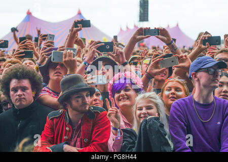 Reading, Berkshire, UK. 24th Aug 2018. Reading Festival, Berkshire, Reading, UK. 24th Aug, 2018. Festival goers in front of the Main Stage at the 2018 Reading Festival. Photo date: Friday, August 24, 2018. Credit: Roger Garfield/Alamy Live News Credit: Roger Garfield/Alamy Live News Stock Photo