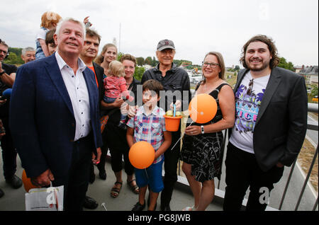Worms, Germany. 24th August 2018. Actor Peter Englert (right), who initiated the renaming of the bridge to Terence-Hill-Bridge, Terence Hill (middle) and the Lord Mayor of Worms Michael Kissel (left) pose with members of the Karl-Kubel-Foundation for the press. Italian actor Terence Hill visited the German city of Worms, to present his new movie (My Name is somebody). Terence Hill added the stop in Worms to his movie promotion tour in Germany, to visit a pedestrian bridge, that is unofficially named Terence-Hill-Bridge (officially Karl-Kubel-Bridge). Stock Photo