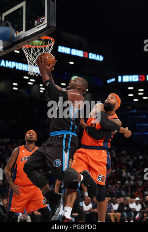 Brooklyn, New York, USA. 24th Aug, 2018. GLEN DAVIS drives to the basket in the BIG3 basketball championship at the Barclays Center in Brooklyn, New York. Credit: Joel Plummer/ZUMA Wire/Alamy Live News Stock Photo