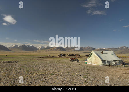 Kyrgyz yurt camp in front of the Afghan Great Pamir Range, Kara Jilga, Tajikistan Stock Photo