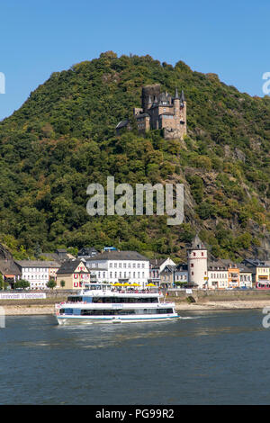 Castle Katz, above St. Goarshausen, Rheingau, in the UNESCO World Heritage Upper Middle Rhine Valley, river cruise ship, Stock Photo