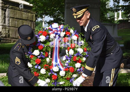 Brigadier Gen. Tony L. Wright, 88th Readiness Division deputy commanding general (right), and Staff Sgt. Jill Spencer (left), 88th RD executive assistance to the commanding general, lay a wreath at ceremony for President Benjamin Harrison at Crown Hill Cemetery, in Indianapolis, on Aug. 18, to commemorate the Hoosier President’s 185th birthday. (US Army photo by Catherine Carroll) Stock Photo