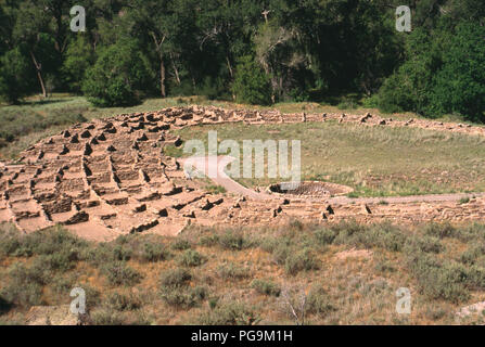 Frijoles Canyon ruins of Tuyonyi village, Bandelier National Monument, NM. Photograph Stock Photo