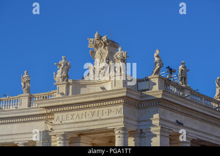 The Saints on the south colonnade of St Peter's Square. The Braccio Carlo Magno Entrance below the Alexander VII Coat of Arms Stock Photo