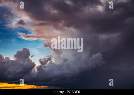 Cloudy Sky. Dramatic Sky With Fluffy Clouds In Sunny Day Before Storm. Stock Photo