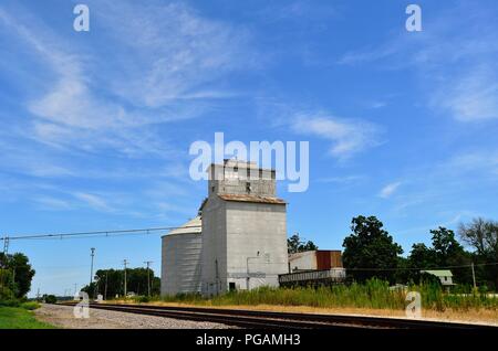 Neponset, Illinois, USA. A venerable grain elevator and farmer cooperative along the railroad tracks in a small Illinois community. Stock Photo