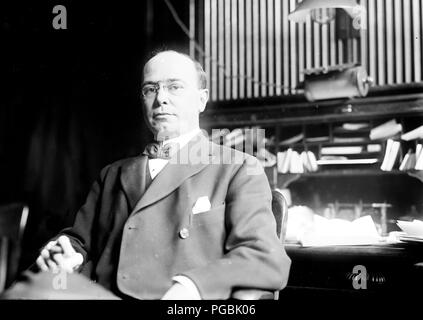 Ralph Edmunds, seated at desk 12 11 1908 Stock Photo