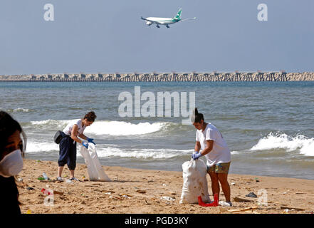 Beirut, Lebanon. 25th Aug, 2018. Lebanese environmental activists clean the beach of 'San Michel', which faces serious pollution, at south of Beirut, Lebanon, Aug. 25, 2018. Credit: Bilal Jawich/Xinhua/Alamy Live News Stock Photo