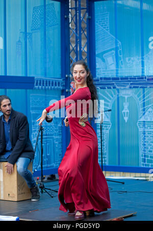 Edinburgh, Scotland, UK. 25 August 2018. Edinburgh Fringe Royal Mile stage, performance by Flamenco Roots, Spanish dancer and musicians Stock Photo