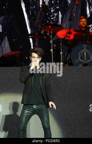 Reading, UK. 25th Aug, 2018. Brendon Urie of Panic! at the Disco performing live on the Main Stage at the 2018 Reading Festival. Photo date: Saturday, August 25, 2018. Photo: Roger Garfield/Alamy Credit: Roger Garfield/Alamy Live News Stock Photo