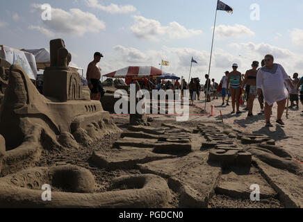 Galveston, USA. 25 August 2018. Photo taken on Aug. 25, 2018 shows the 'Yellow Submarine' sand castle at the AIA SandCastle Competition in Galveston, the United States. Credit: Yi-Chin Lee/Xinhua/Alamy Live News Stock Photo