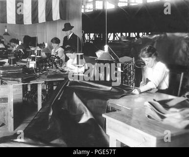 Machines sewing wing covers, etc. Standard Aircraft Corp. Elizabeth, N.J 1918 Stock Photo