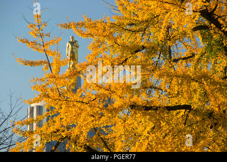 Oregon Pioneer statue (Capitol Dome) with ginkgo tree, State Capitol State Park, Salem, Oregon Stock Photo