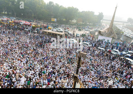 More than 900 people, belonging to a faction of Islamic ideological movement Tabligh Jamaat, have demonstrated outside the Hazrat Shahjalal Internatio Stock Photo