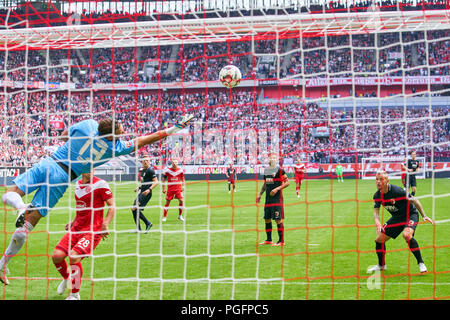 Dusseldorf, Germany. 25 August 2018. Fortuna-FCA 1-2 Soccer, Dusseldorf, August 25, 2018 Fabian GIEFER, FCA 13 fights for the ball, catches, catch, hold, action, frame, cut out, reaction, fist,   ROUWEN HENNINGS, D 28 Daniel BAIER, FCA 10 Philipp MAX, FCA 31  FORTUNA DUSSELDORF - FC AUGSBURG 1-2  - DFL REGULATIONS PROHIBIT ANY USE OF PHOTOGRAPHS as IMAGE SEQUENCES and/or QUASI-VIDEO -  1.German Football League , Duesseldorf, August 25, 2018,  Season 2018/2019, matchday 1 © Peter Schatz / Alamy Live News Stock Photo
