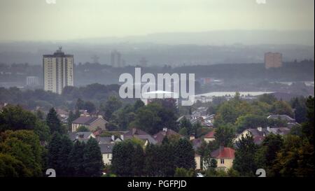 Glasgow, Scotland, UK. 26th  August, 2018. UK Weather Rain returns after yesterdays sunshine and as the day darkens the visibility drops and the city disappears leaving only the outline of the town and public parks, Bellahouston , Pollok tree line in the south of the city. Gerard Ferry/Alamy news Stock Photo