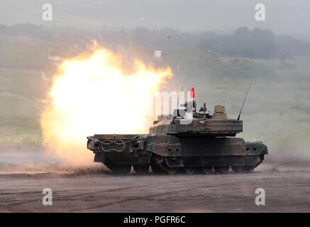 Gotemba, Japan. 26th Aug, 2018. Japanese Ground Self-Defense Forces tank fires during an annual live fire exercise at the Higashi-Fuji firing range in Gotemba, at the foot of Mt. Fuji in Shizuoka prefecture on Sunday, August 26, 2018. The annual drill involves some 2,400 personnels and 860 armoured vehicles. Credit: Yoshio Tsunoda/AFLO/Alamy Live News Stock Photo