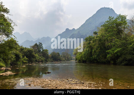 Scenic view of Nam Song River and limestone mountains near Vang Vieng, Vientiane Province, Laos. Stock Photo