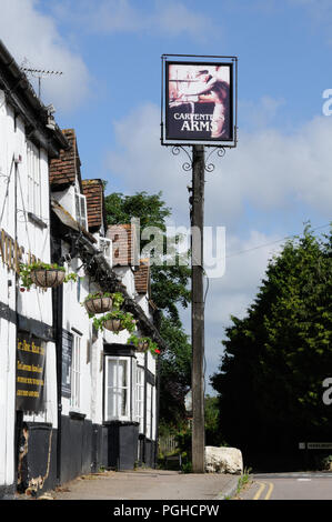 The Carpenters Arms and cottages, Sundon Road, Harlington,   Bedfordshire. The Carpenters Arms were mentioned in records as early as 1790. Stock Photo