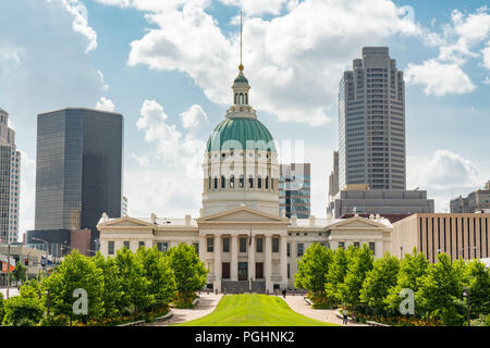 ST LOUIS, MO - JUNE 19,2018: Historic Old St Louis County Courthouse and the St Louis city skyline. Stock Photo