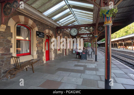 Platform inside Great Malvern railway station, Worcestershire, England, UK Stock Photo